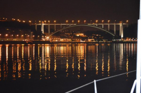 Отель Noite a bordo c/PA em veleiro -rio Douro  Вила-Нова-Де-Гайя